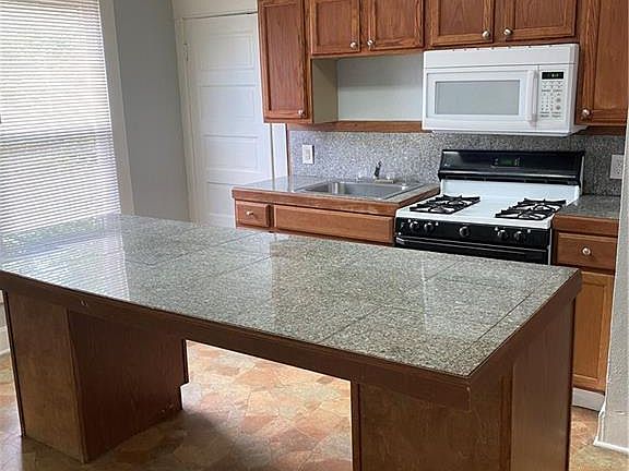 4th image of 415 N Oxford St #1/2