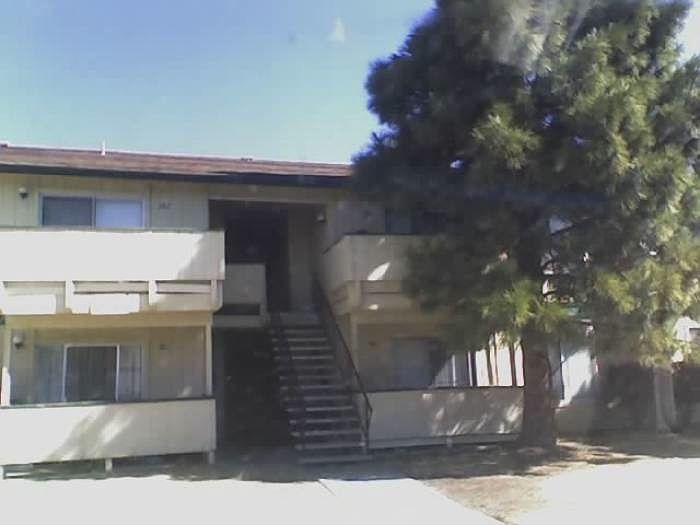 Nice upstairs 2 bedroom/1 bath unit