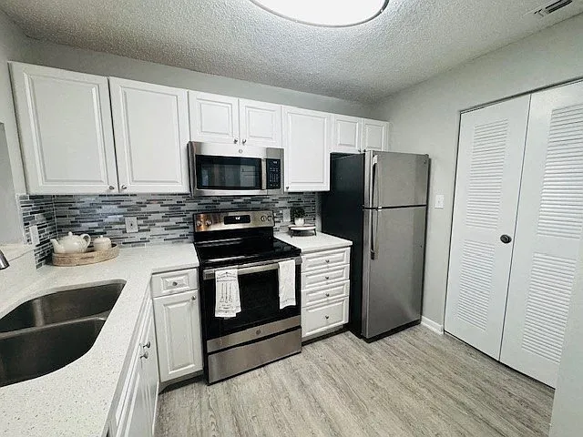 Country Club Lakes Apartments — Photo 15