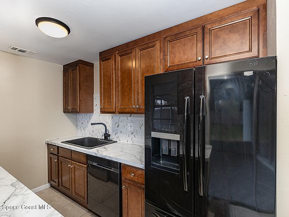 5th image of 423 Earl Ave
