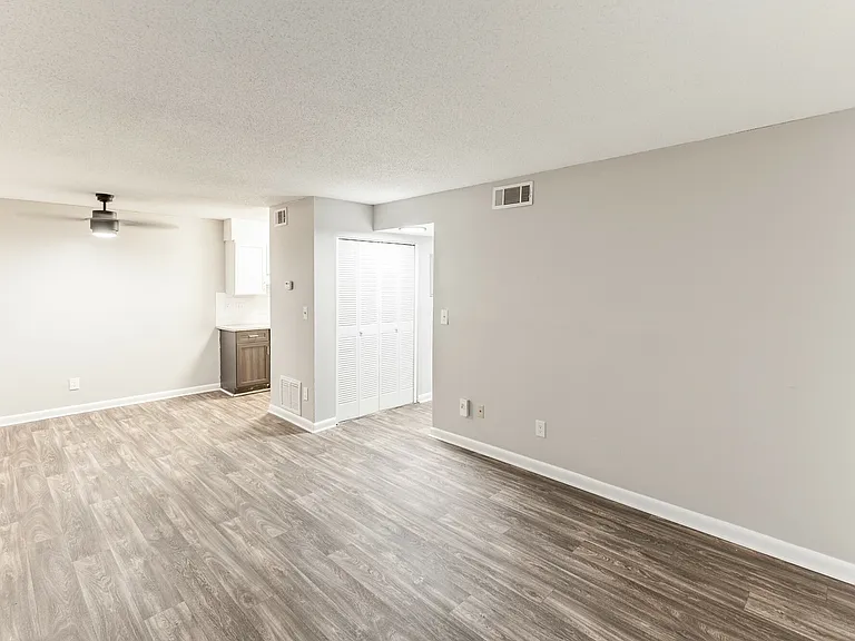 Silverstone Apartments — Photo 19