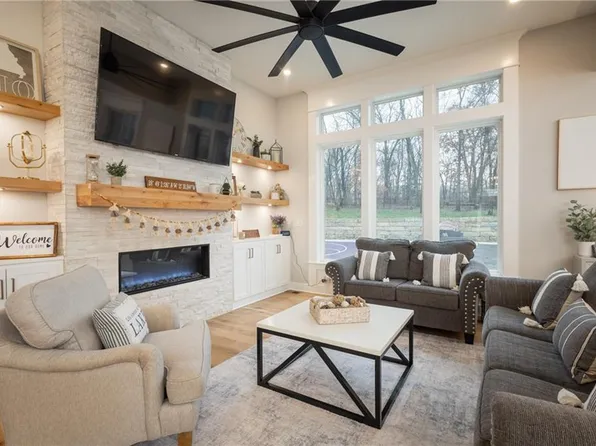 517 Southshore Dr, Greenwood, MO 64034