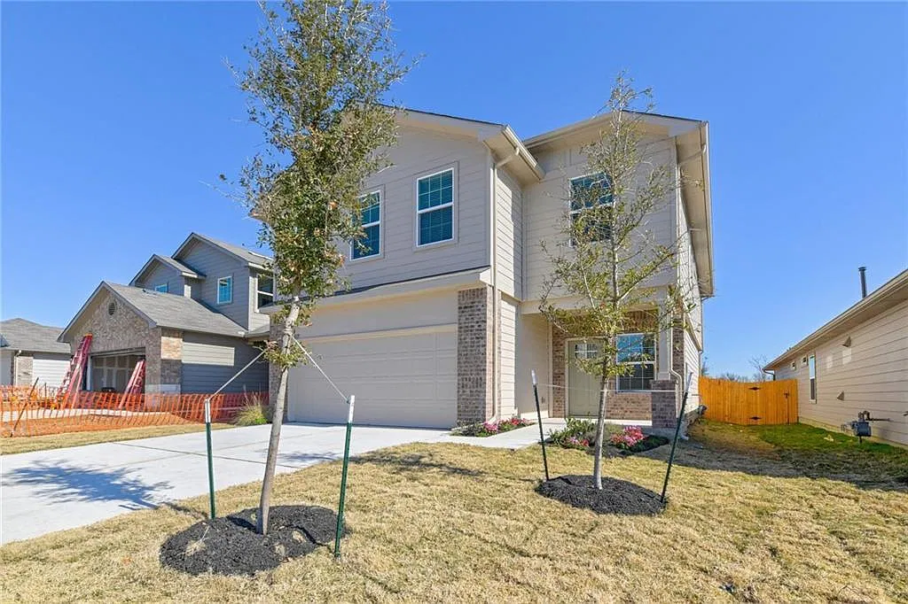4 bed, 2.5 bath, 2381 sqft, $2,195 — Photo 2