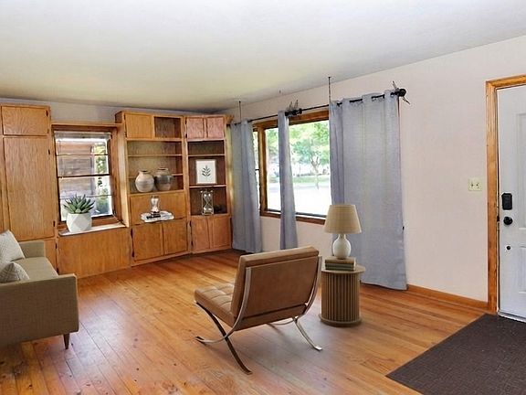 3rd image of 806 5th St NE