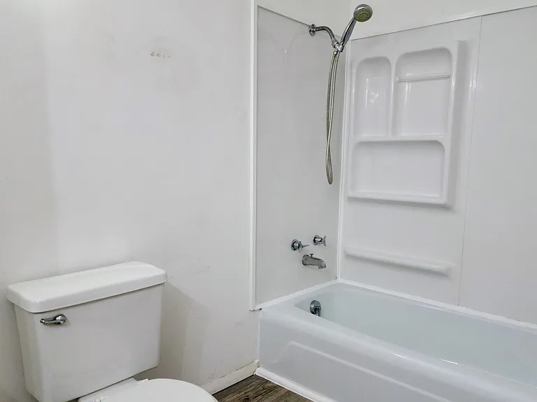 1013 W Willow St — Photo 14