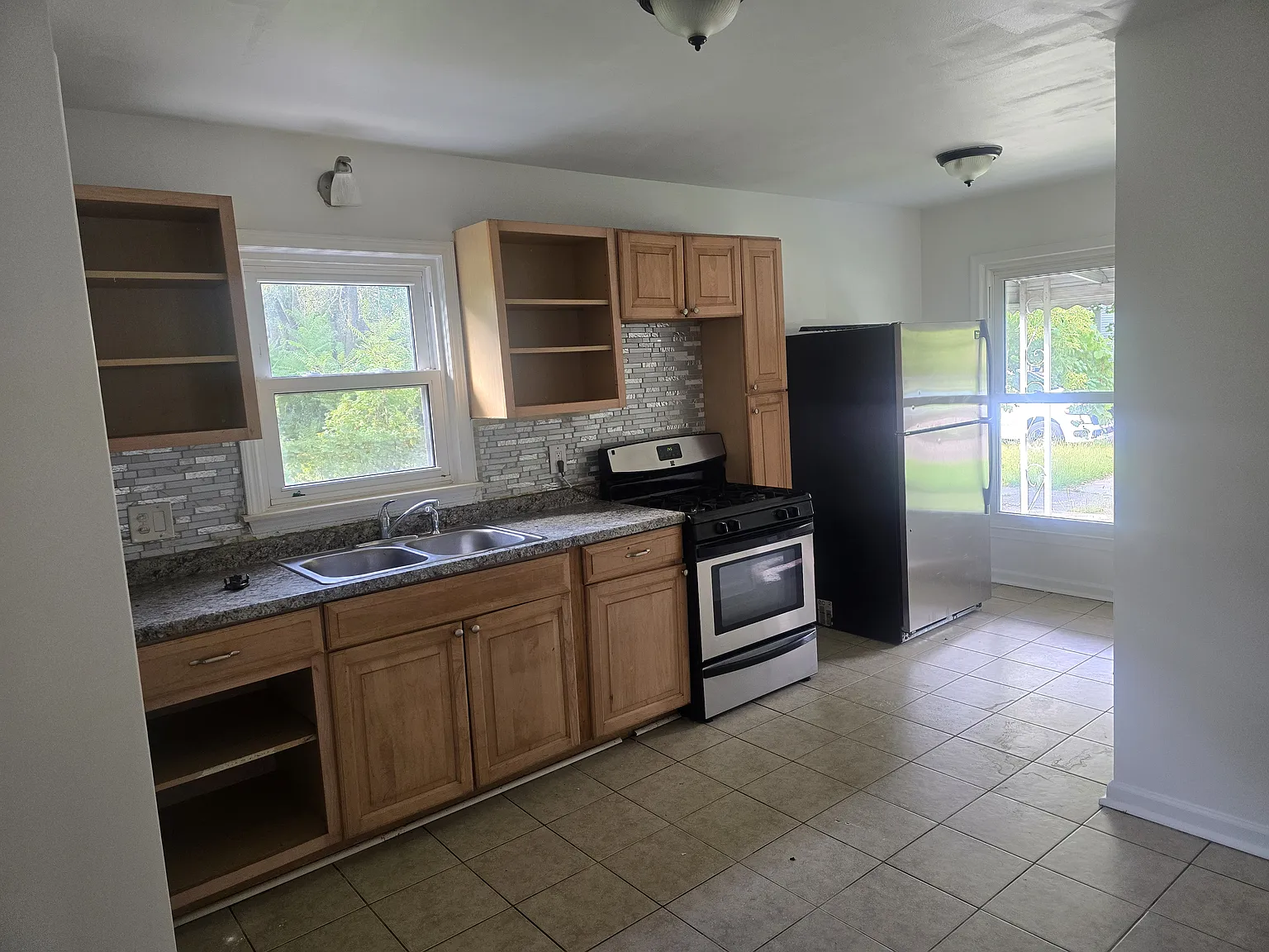 3 bed, 1100 sqft, $1,200 — Photo 3