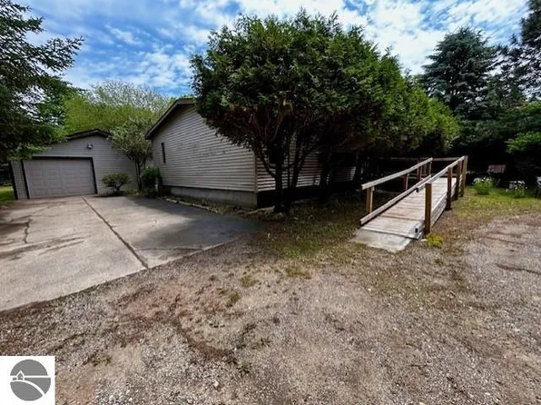 8067 Cherry Ave, Rapid City, MI 49676