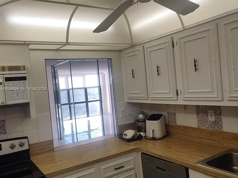 800 Parkview Dr #527 — Photo 6