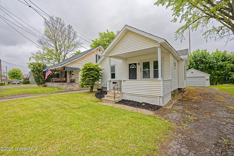 3rd image of 823 curry Road