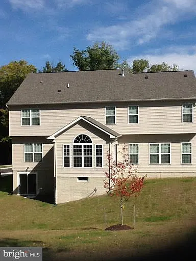 5 bed, 3.5 bath, 4796 sqft, $3,950 — Photo 2