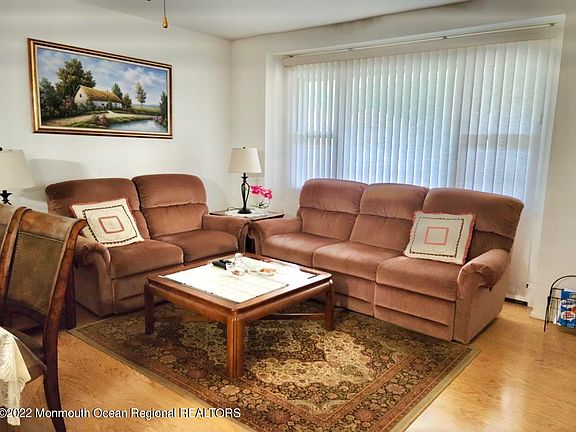 3rd image of 74 Larkspur Court