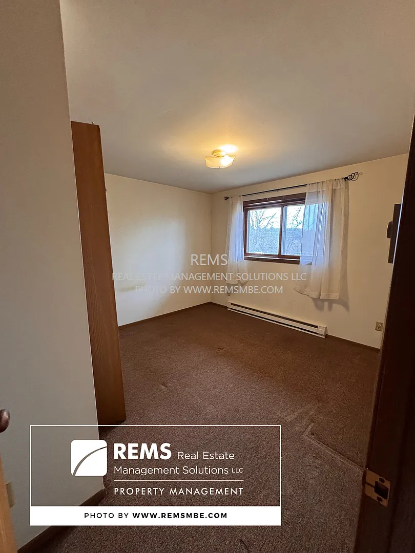 1045 Oak Street — Photo 4