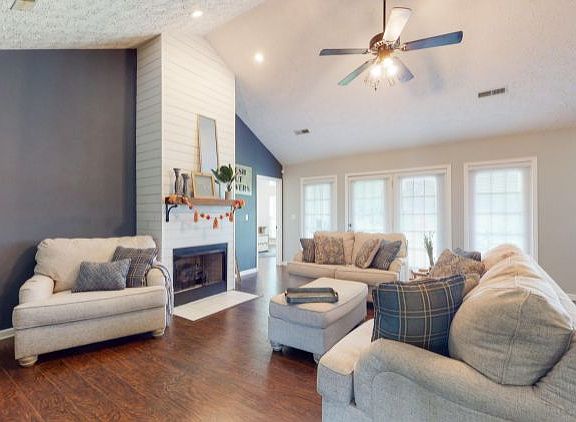 5th image of 1963 Lakebrook Cir