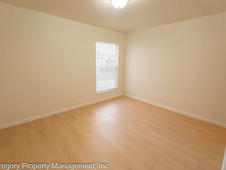 1525 Schiller — Photo 9