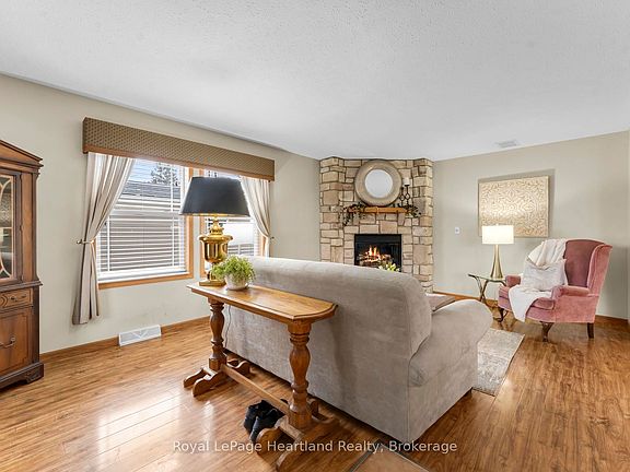 3rd image of 27 Cheyenne Ln