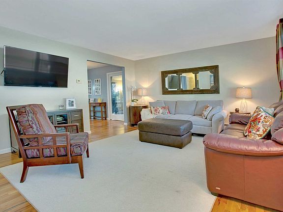 4th image of 17 Smithtown Cres