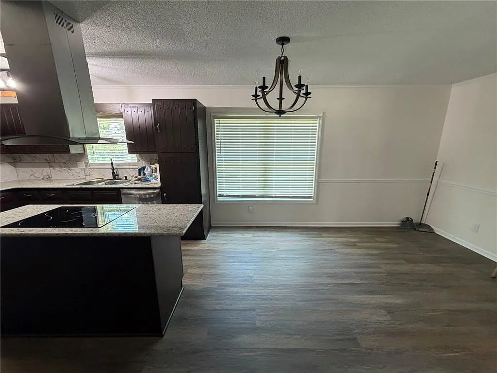 3 bed, 2.0 bath, 1556 sqft, $2,500 — Photo 2