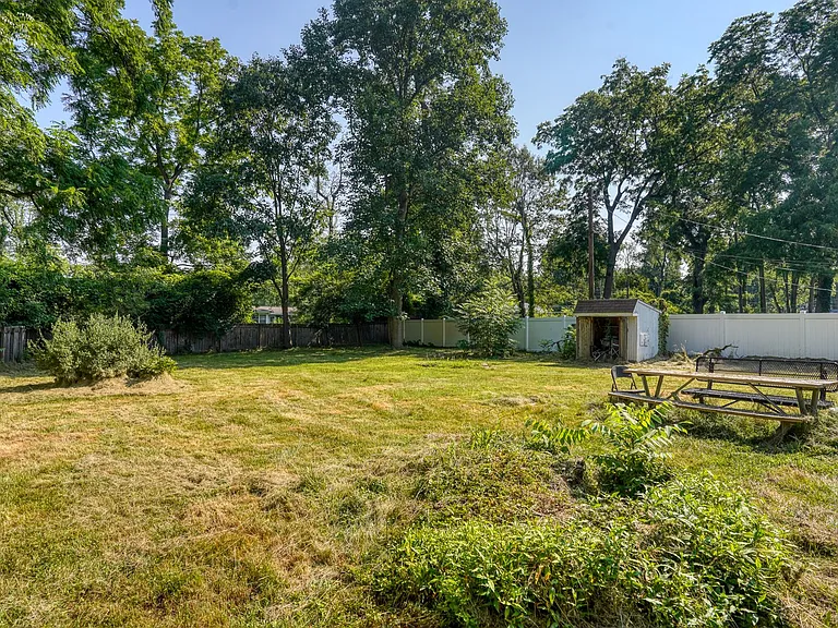 2920 Highwoods Dr E — Photo 13