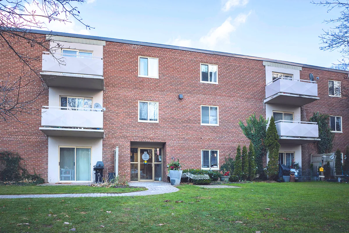 366 Oxford Street W Apartments — Photo 1