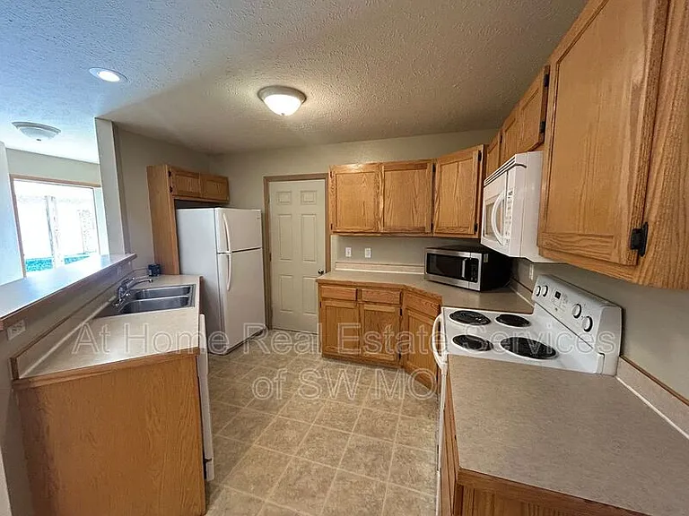 1260 N Westwood Ave — Photo 4