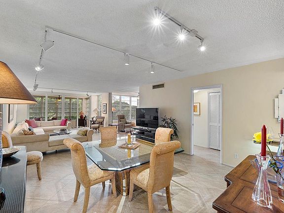 3rd image of 3930 Oaks Clubhouse Drive #405