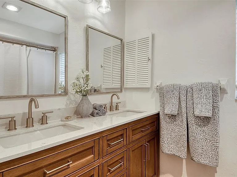 6722 Roxbury Dr — Photo 38