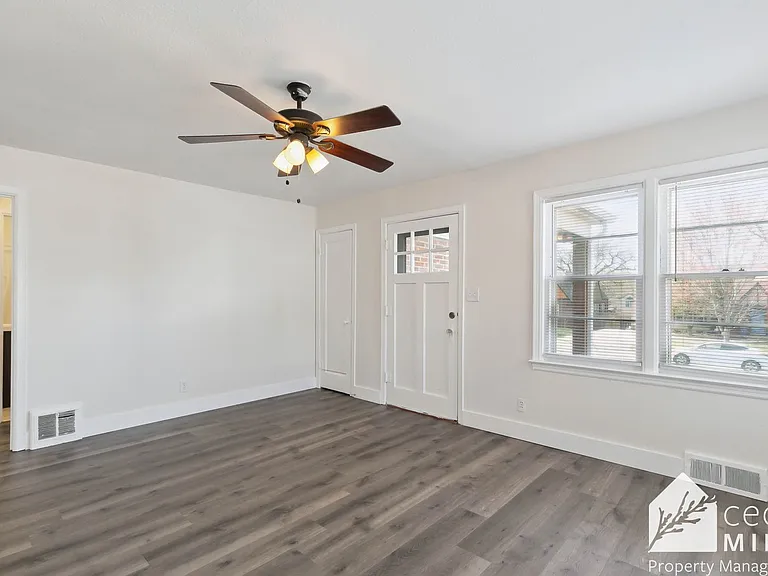 636 N Bluff Ave — Photo 3