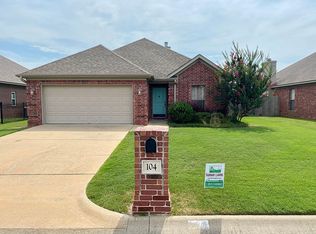 104 Sologne Forest Dr, Maumelle, AR 72113