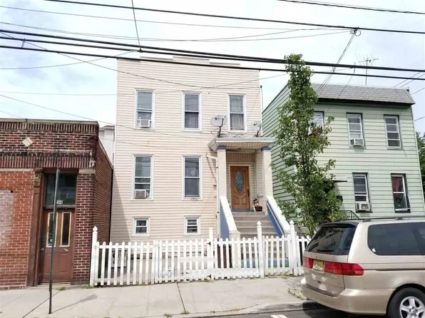 702 8th St, Union City, NJ 07087