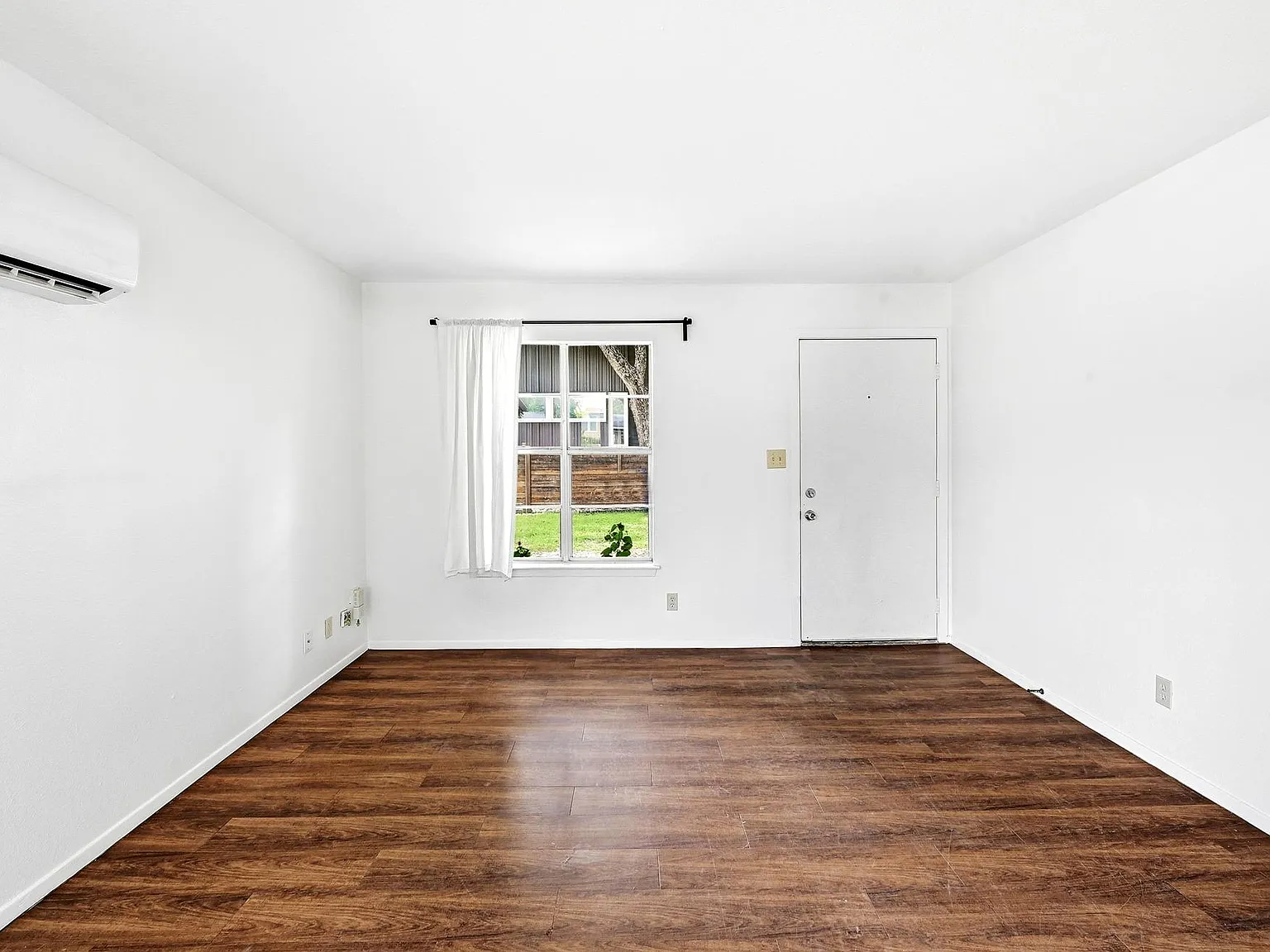 3 bed, 832 sqft, $1,950 — Photo 2