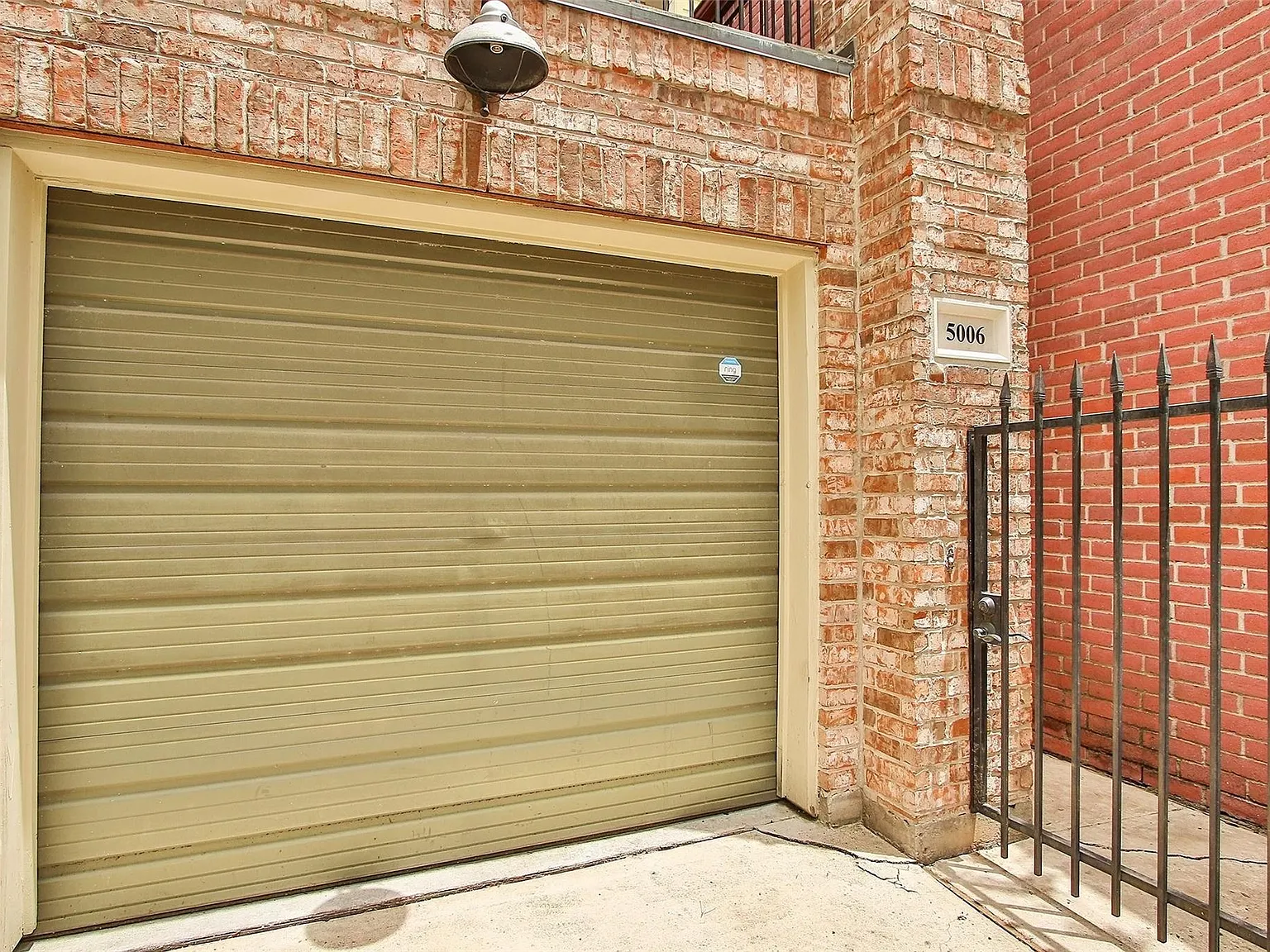 3 bed, 2.5 bath, 2206 sqft, $3,200 — Photo 2