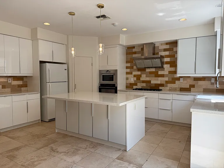556 Rocking Horse Dr — Photo 7