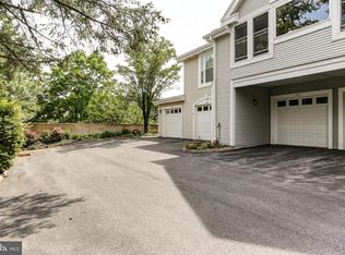 1005 Country Place Dr, Lancaster, PA 17601