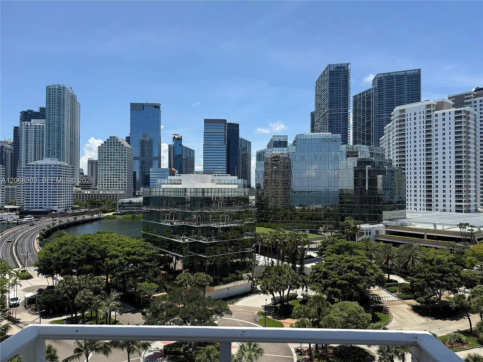 Isola Condo — Photo 2