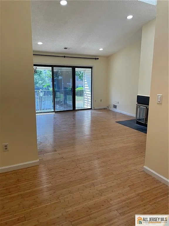 2 bed, 2.0 bath, 1138 sqft, $2,600 — Photo 3