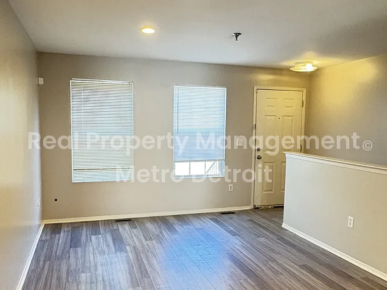 23322 Poplar Dr — Photo 2