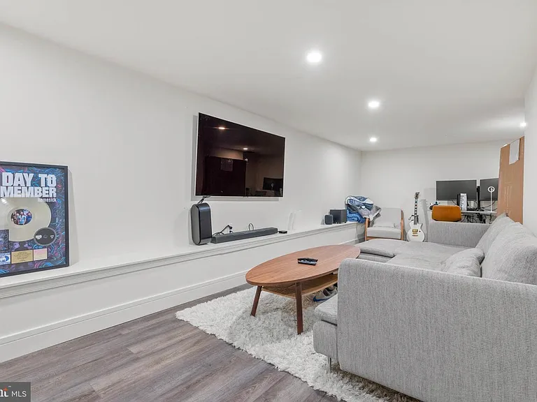 2117 Clymer St — Photo 4