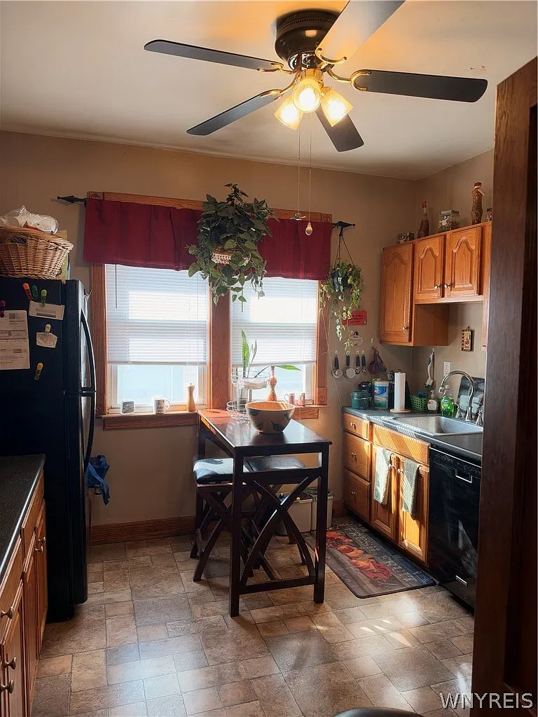 3 bed, 1.0 bath, 1300 sqft, $1,900 — Photo 4