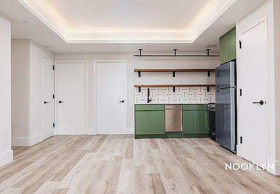 4th image of 1510 Gates Ave #307