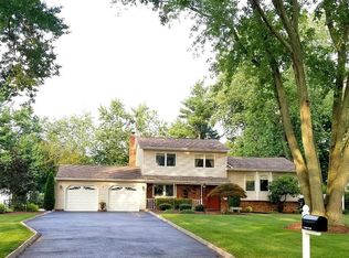8 Jamestowne Rd, Manalapan, NJ 07726