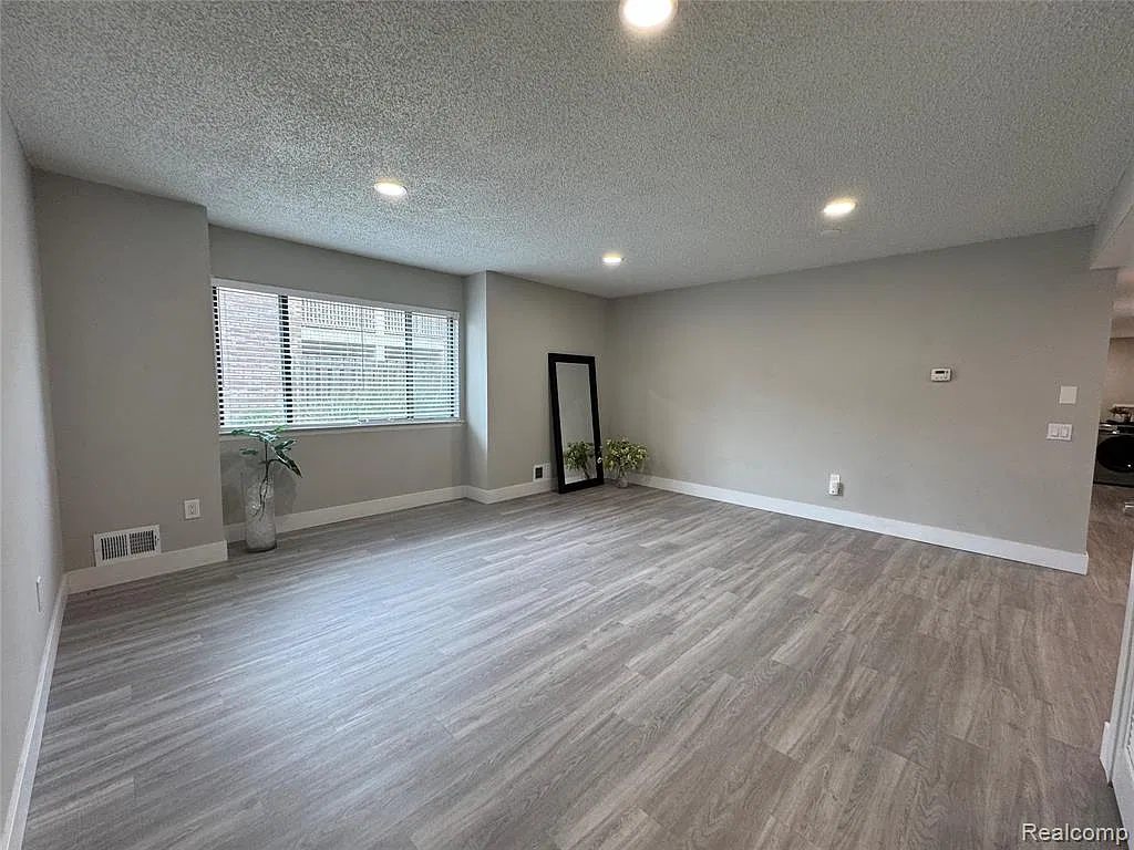 2639 Columbia Rd — Photo 4