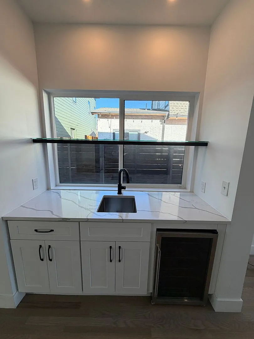 Gorgeous Sunnyside 4 bedroom home with rooftop patio — Photo 4