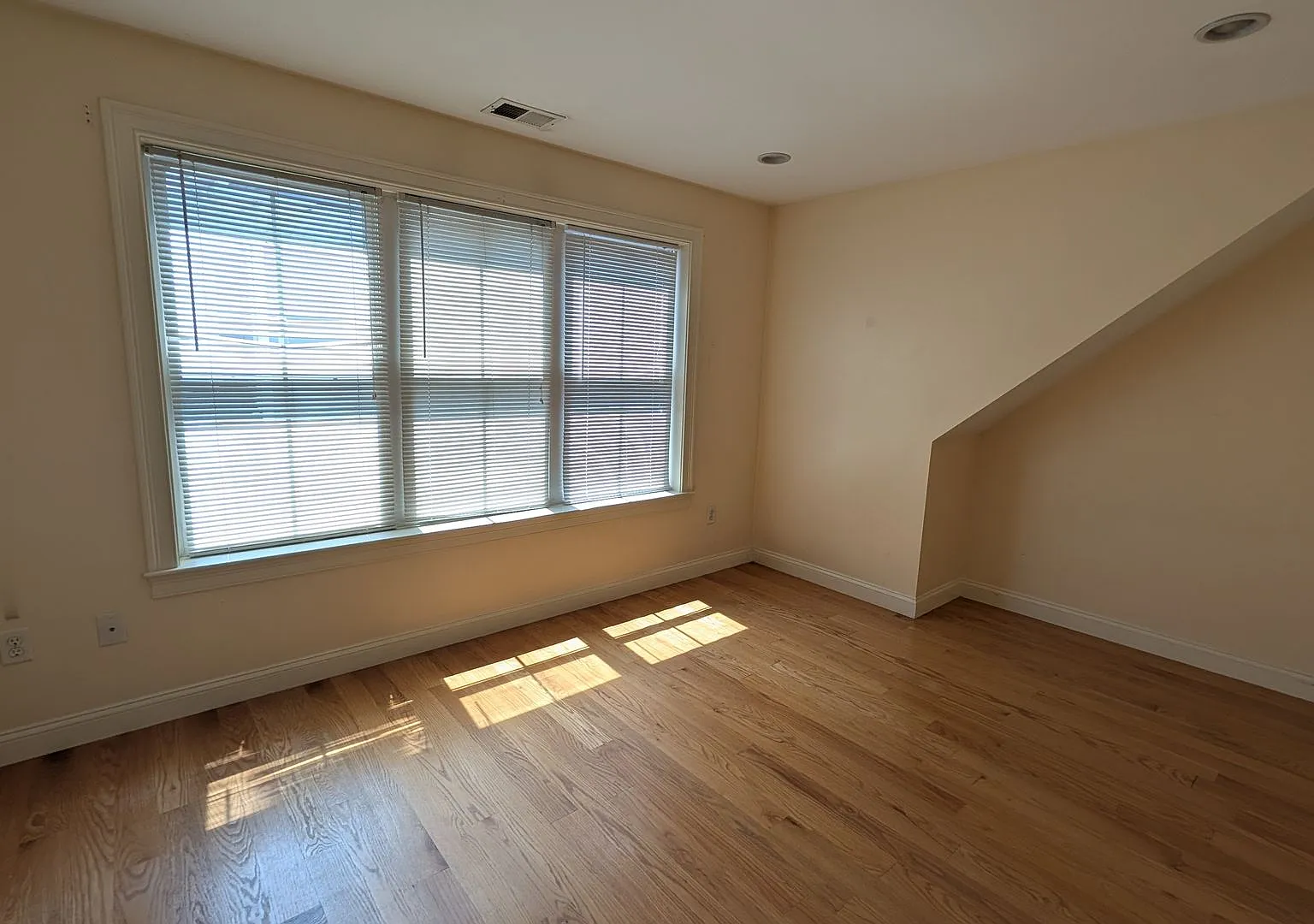 Spacious Townhouse: 4-bed, 3.5 bath unit in Brighton with Garage Parking — Photo 3