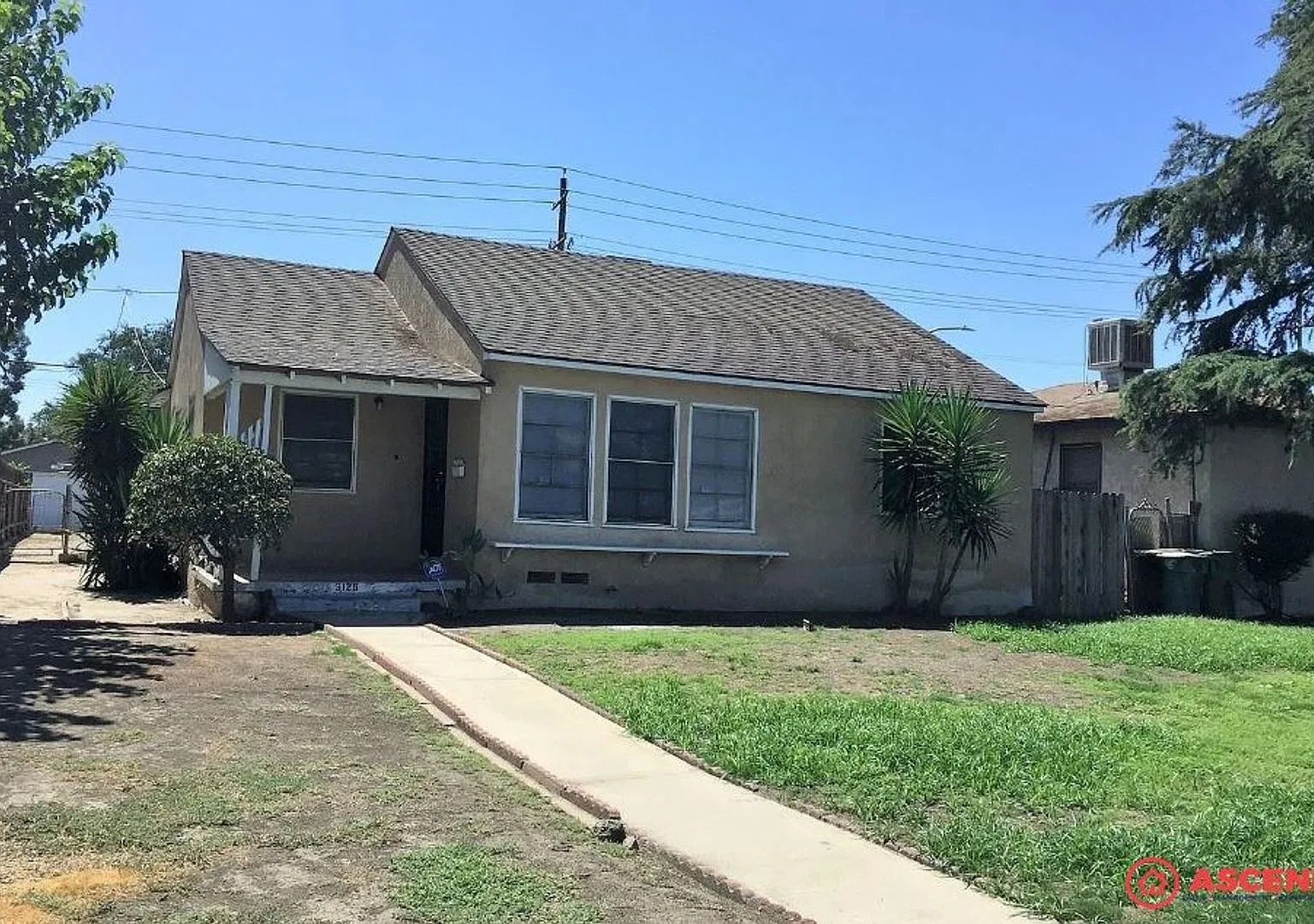Cozy 3 Bedroom Home Off Truxtun and Oak! — Photo 1