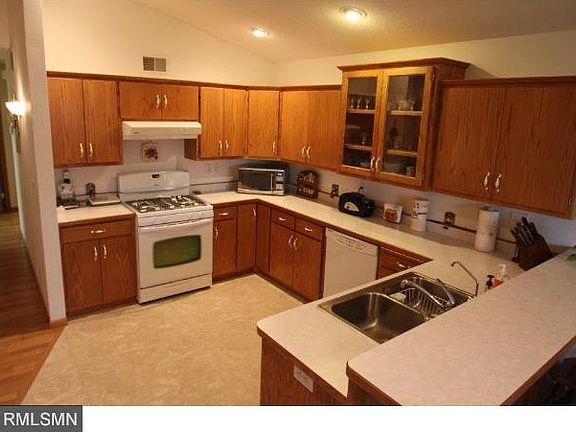 4th image of 944 Oakcrest Dr