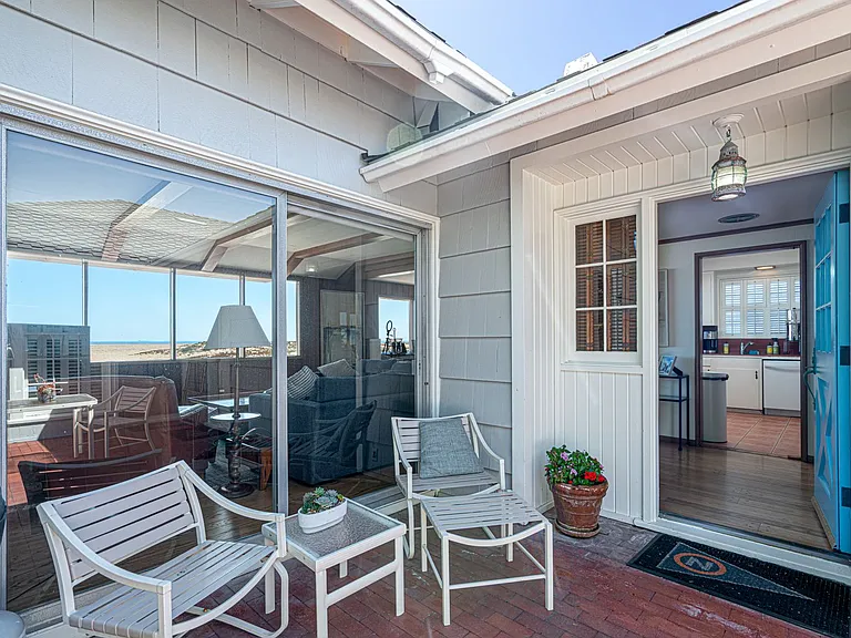 2124 E Oceanfront — Photo 8