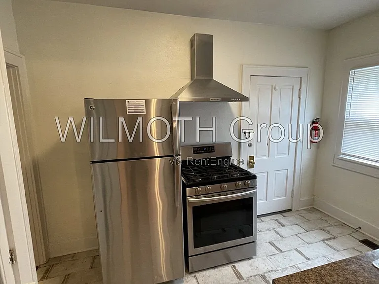 537 E 11th St #1 — Photo 9