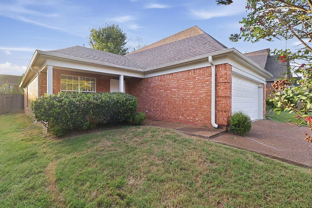3 bed, 2.0 bath, 1274 sqft, $1,660 — Photo 3