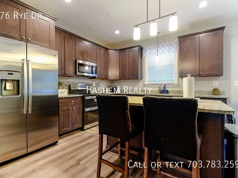 976 Rye Dr — Photo 3