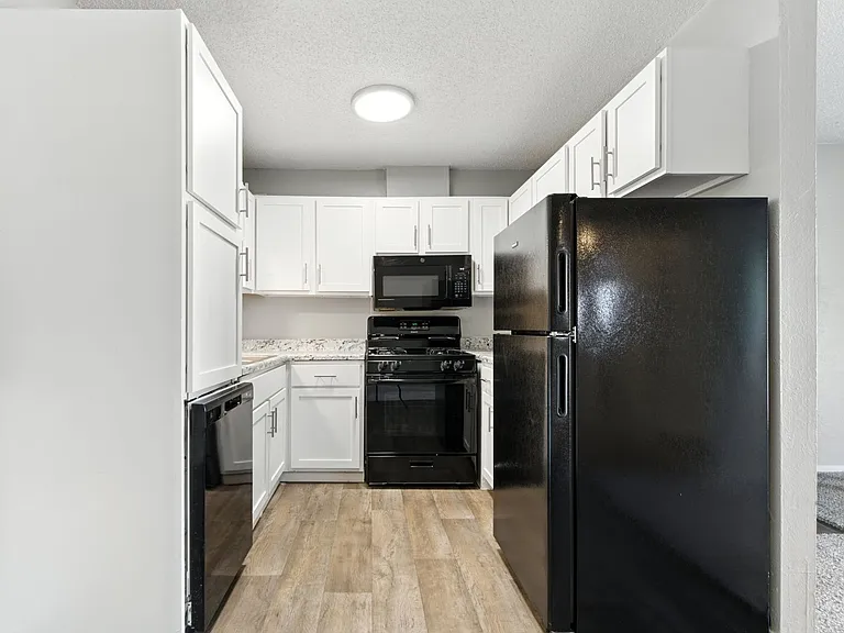 Brookwood on 86th - Move-In Today and Receive a $500 Visa Gift Card! — Photo 27